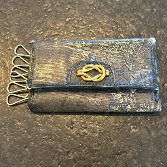 Vintage Gucci 6 key holder accessory navy blue with lotus floral print goldtone. - Picture 13 of 13